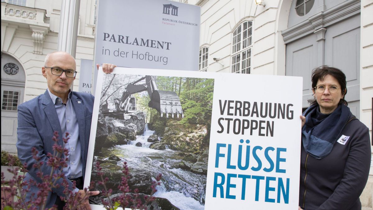 Franz Maier (UWD) und Bettina Urbanek (WWF) vor dem österreichischen Parlament.