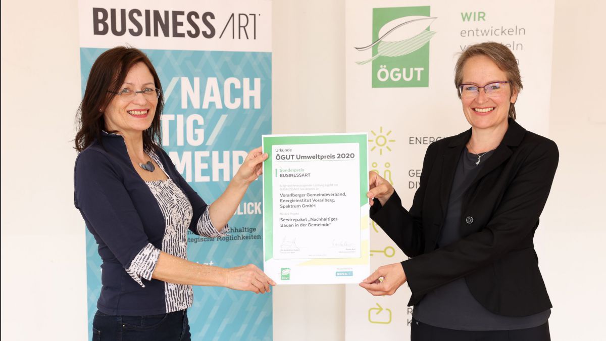 Roswitha M. Reisinger, Herausgeberin BUSINESSART und Monika Auer, Geschäftsführerin ÖGUT mit der Urkunde