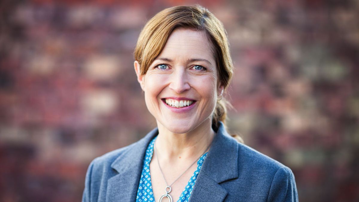 Hildegard Aichberger lächelt in die Kamera