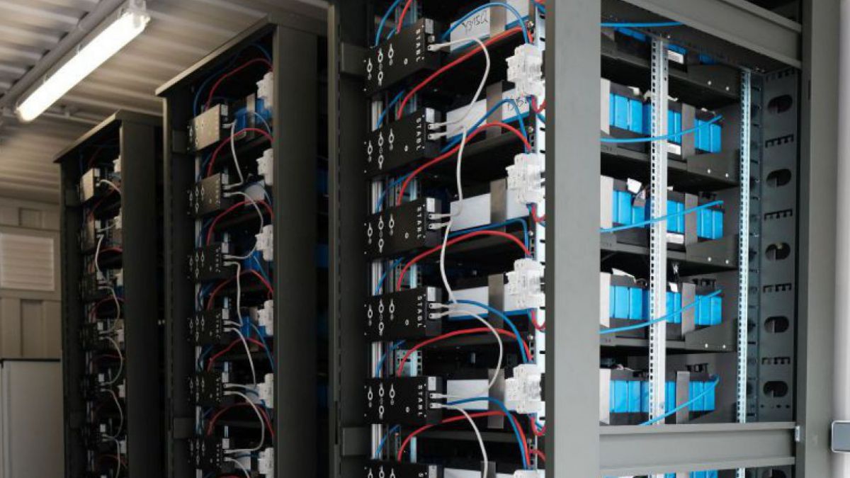 Die Wechselrichter-Technologie von STABL Energy steuert die gebrauchten Batterien softwarebasiert an und gleicht Unterschiede bei Restkapazität und Spannung aus. Damit wird der Einsatz von Second-Life-Modulen deutlich einfacher.