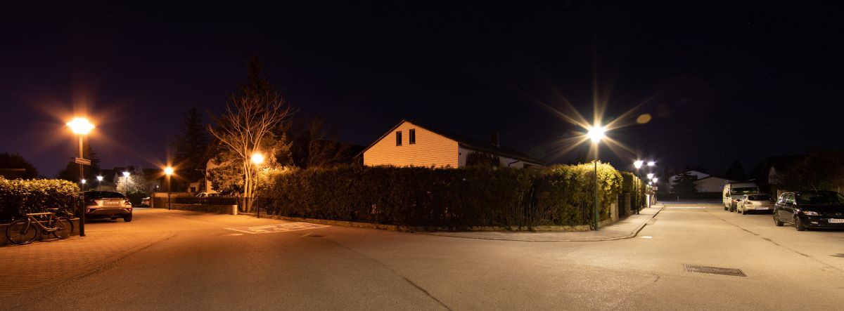 Eine Wohnsiedlung wird bei Nacht von LED Beleuchtung erhellt.