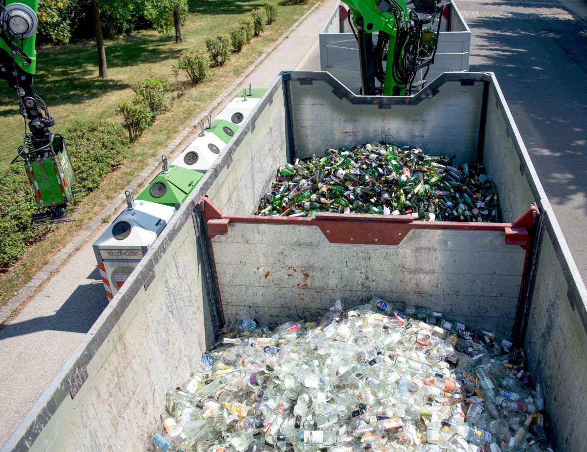 Blick von oben einen LKW der Austria Glas Recycling GmbH: Abteilungen durch Borwände sorgen für einen getrennten Transport von Weiß- und Buntglas.