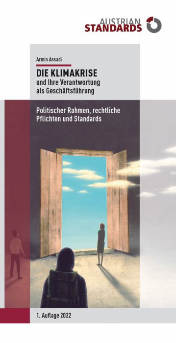 Das Buchcover zeigt eine Illustration, auf der 3 Menschen verteilt in einem leeren Raum stehen und dabei aus der geöffneten, überdimensional großen Tür auf einen leicht bewölkten blauen Himmel blicken.